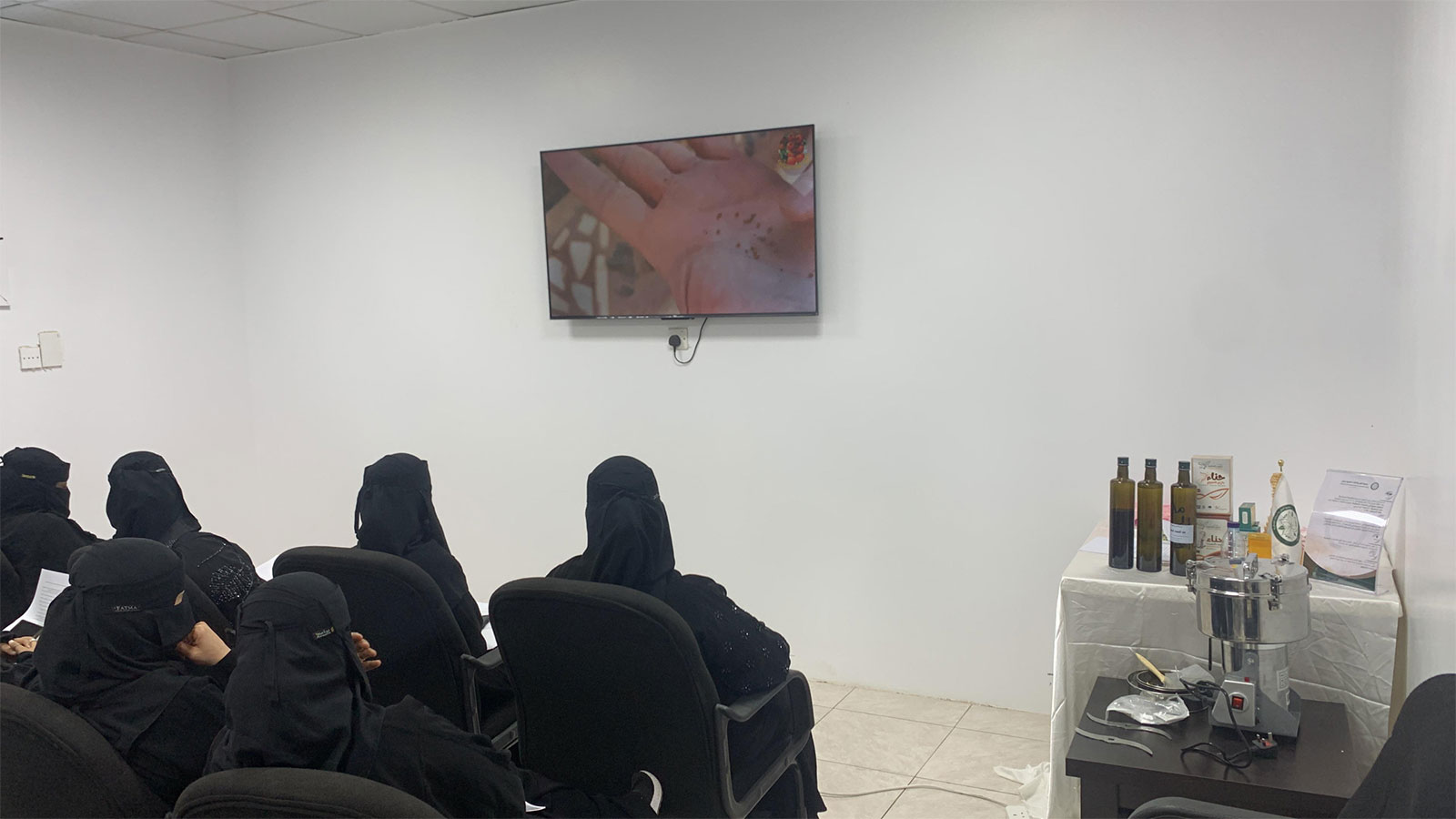 جمعية الفل وفرع البيئة بجازان ينفذان برنامجًا تدريبيًا عن الصناعات التحويلية للحناء