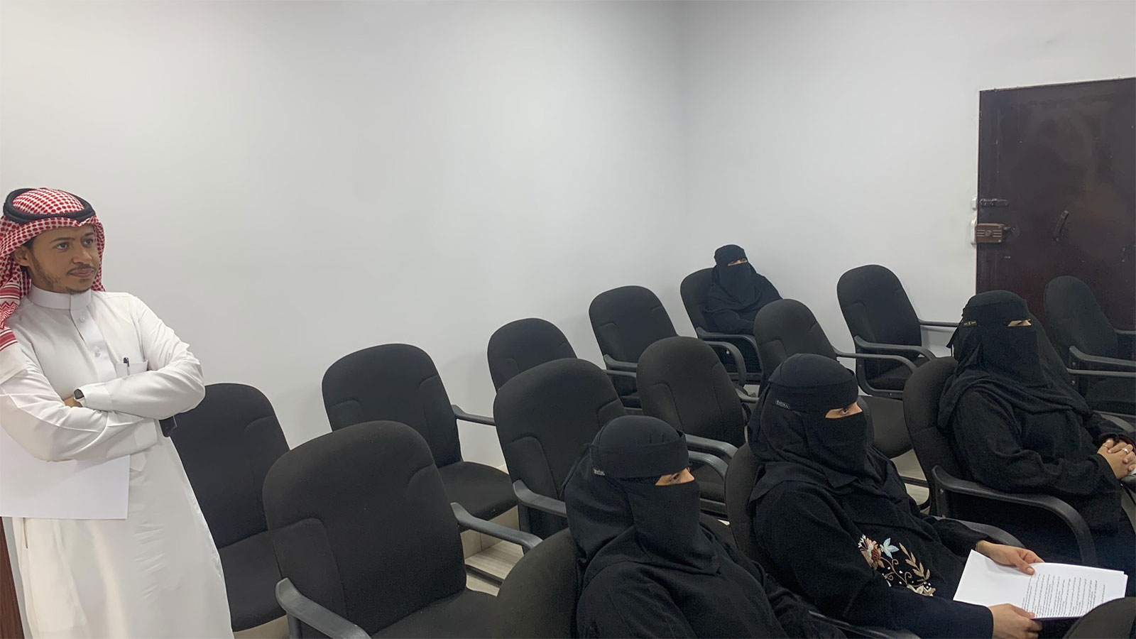 جمعية الفل وفرع البيئة بجازان ينفذان برنامجًا تدريبيًا عن الصناعات التحويلية للحناء